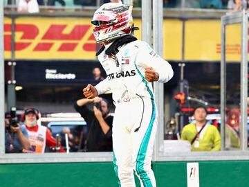 MELBOURNE, AUSTRALIA - MARCH 24:  Lewis Hamilton of Great Britain and Mercedes GP celebrates on track after qualifying in pole position during qualifying for the Australian Formula One Grand Prix at Albert Park on March 24, 2018 in Melbourne, Australia.  (Photo by Mark Thompson/Getty Images)