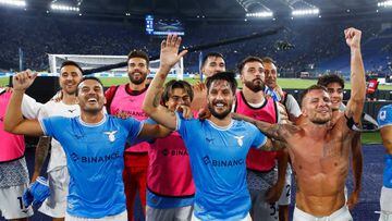 Pedro y Luis Alberto, en primer término, festejan la victoria del Lazio ante el Inter.
