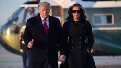 El presidente de Estados Unidos, Donald Trump, y la primera dama Melania Trump caminan para abordar el Air Force One antes de partir de la base conjunta Andrews en Maryland, el 23 de diciembre de 2020.