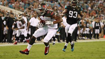 JACKSONVILLE, FL - AUGUST 17:  O.J. Howard #80 of the Tampa Bay Buccaneers runs for yardage during a preseason game against the Jacksonville Jaguars at EverBank Field on August 17, 2017 in Jacksonville, Florida.  (Photo by Sam Greenwood/Getty Images)