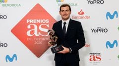 Casillas, con el premio de los Premios AS del Deporte 2020.