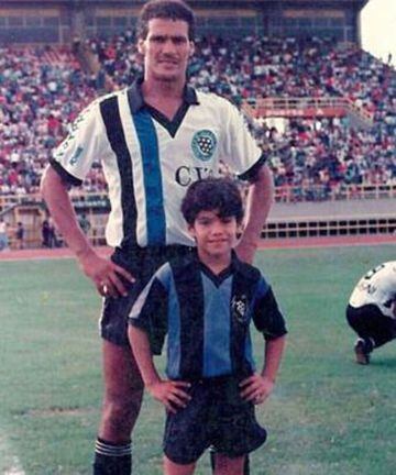 Posando junto a su padre, que también fue futbolista.