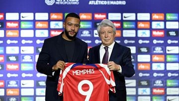 Newly signed Atletico Madrid's Dutch forward Memphis Depay (L) poses for pictures with Atletico Madrid president Enrique Cerezo holding his jersey during his official presentation at the Wanda Metropolitano stadium in Madrid on January 20, 2023. - Atletico Madrid have signed Netherlands forward Memphis Depay from La Liga rivals Barcelona for three million euros ($3.25 million), the two clubs announced. The 28-year-old has signed a two-and-a-half year deal with Atletico after an injury-hit spell at the Camp Nou. (Photo by OSCAR DEL POZO / AFP)