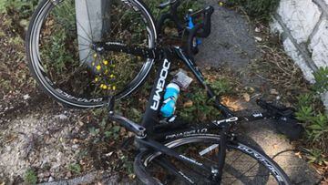 Imagen de la bicicleta de Chris Froome abollada tras ser v&iacute;ctima de un atropello. El ciclista apunt&oacute; que est&aacute; bien.