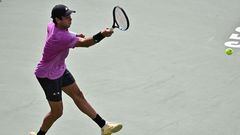 El tenista español Jaume Munar devuelve una bola ante Yosuke Watanuki en el Korea Open de Seúl.