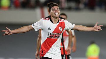Juli&aacute;n &Aacute;lvarez celebra un gol con River Plate