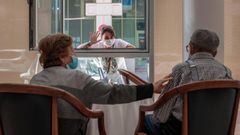 Una persona conversa con sus padres a trav&eacute;s de una ventana habilitada 