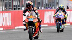 Red Bull KTM Ajo rider Jorge Martin of Spain (L) receives a Moto2 class checkered flag to finish third place ahead of Flexbox HP 40 rider Lorenzo Baldassarri of Italy (R) during the Japanese Motorcyle Grand Prix at the Twin Ring Motegi circuit in Motegi, 