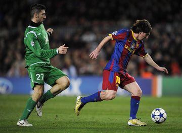 Messi ha jugado cuatro partidos ante el equipo ruso, pero no le ha podido encajar ni un sólo gol, en esos cuatros duelos, Barcelona ha marcado dos goles, uno de David Villa y otro de Zlatan.