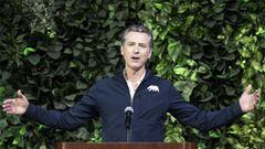 Long Beach (United States), 22/02/2021.- California Governor Gavin Newsom delivers a speech on stage during a press conference following his visit of a Covid-19 vaccination site at the Convention Center in Long Beach, South of Los Angeles, California, USA