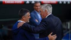El entrenador del Real Madrid, Carlo Ancelotti, saluda al técnico de Las Palmas, Xavi García Pimienta.
