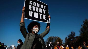 FILADELFIA, PENNSYLVANIA - 4 DE NOVIEMBRE: La gente participa en una protesta en apoyo del recuento de todos los votos, ya que la elecci&oacute;n en Pennsylvania a&uacute;n no se ha resuelto el 4 de noviembre de 2020 en Filadelfia, Pennsylvania.