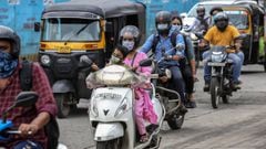 Mumbai (India), 31/08/2020.- Indian motorists wearing protective masks pass in Mumbai, India, 31 August 2020. India is listed as one of the most infected countries worldwide with a total coronavirus positive cases above 3.6 million and death toll climbed 