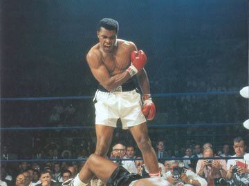 Muhammad Ali revalidó su título de campeón del mundo de pesos pesados ante Sonny Liston el 25 de mayo de 1965, en uno de los combates más polémicos y extravagantes de la historia del boxeo.