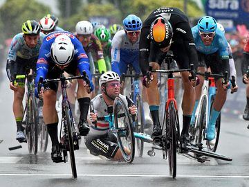 Cycling - Giro d'Italia - Stage 5 - Atripalda to Salerno - Italy - May 10, 2023 Astana Qazaqstan Team's Mark Cavendish crashes before Alpecin-Fenix's Kaden Groves wins stage 5 REUTERS/Jennifer Lorenzini