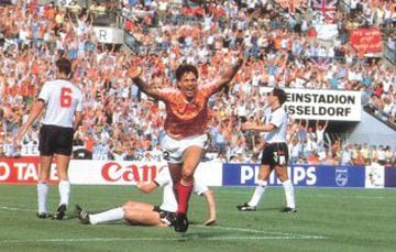 El Recuerdo de Su Fantastica Euro '88
Un 'hat-trick' ante Inglaterra, el tanto de la victoria ante Alemania Federal en las semifinales y un espectacular gol de volea en la final ante la Unión Soviética hicieron al delantero entrar en el olimpo del fútbol en 1988.
El 'hat-trick' ante Inglaterra.. fue un gran recuerdo, y un partido muy importante para Holanda y para su carrera profesional.

HISTORIA DE LA EUROCOPA TOMO3 ALEMANIA 1988 RFA 1988 PAGINAS 21 22 15/06/88 PARTIDO  INGLATERRA - HOLANDA GOL 1-3 VAN BASTEN ALEGRIA