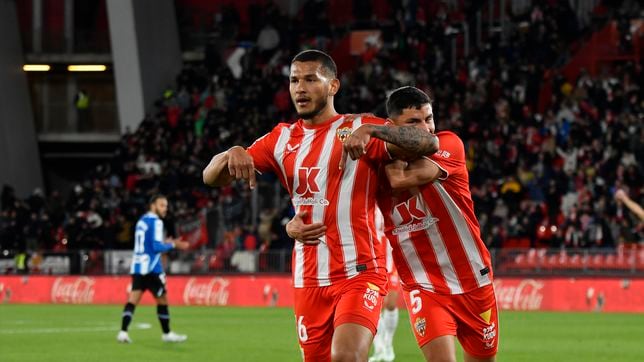 Almería confirma la continuidad de Luis Javier Suárez
