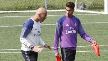 Zidane and Achraf during a Real Madrid training session.