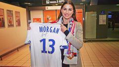 Alex Morgan con la camiseta y la bufanda del Olympique de Lyon
