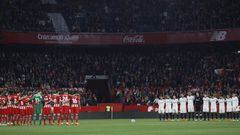 Minuto de silencio por el ertzaina fallecido en los incidentes previos al partido de Europa League entre el Athletic de Bilbao y el Spartak de Moscú.