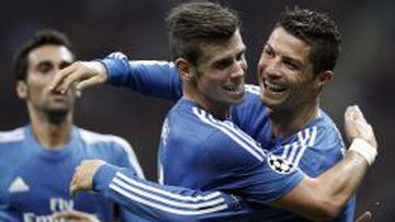 Bale y Cristiano se abrazan tras uno de los goles del portugu&eacute;s.