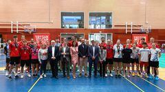 La alcaldesa de Santander visita al equipo júnior de bádminton