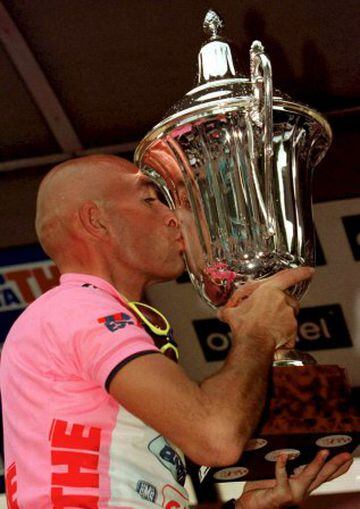 Pantani besando el trofeo que le acredita como vencedor del Giro de Italia (7 de junio de 1998).