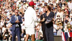 El tenista australiano Nick Kyrgios recibe el premio de finalista de Wimbledon de manos de la Duquesa de Cambridge.