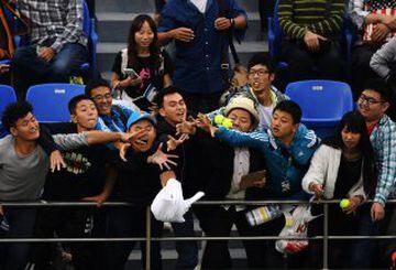 La histeria de varios fans de Jack Sock luchan por hacerse por una toalla del tenista estadounidense en el Masters de Shanghai.