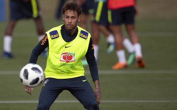 Brazil's player Neymar attends a training session of the national football team ahead of FIFA's 2018 World Cup, at Granja Comary training centre in Teresopolis, Rio de Janeiro, Brazil, on May 24, 2018.  / AFP PHOTO / MAURO PIMENTEL