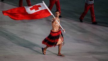 Pita Taufatofua, con el torso desnudo y con sandalias, ondea la bandera de Tonga en la ceremonia de inauguraci&oacute;n de los Juegos Ol&iacute;mpicos de Pyeongchang.