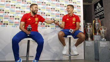 Jordi Alba y Lucas V&aacute;zquez bromean durante la conferencia de prensa.