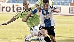 <b>MOVILIDAD. </b>Ismael López conduce el balón ante la oposición de un jugador del Córdoba.