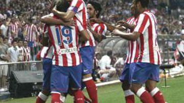 <b>UNIDOS. </b>Koke, Domínguez, Sílvio, Arda Turan y Salvio abrazan a Falcao tras marcar al Sporting.