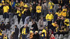 Los seguidores suecos esperan en la tribuna durante el partido de fútbol de clasificación para la Eurocopa 2024 entre Bélgica y Suecia en el estadio Rey Balduino de Bruselas el 16 de octubre de 2023, después de un "ataque" dirigido a ciudadanos suecos en una calle de Bruselas.