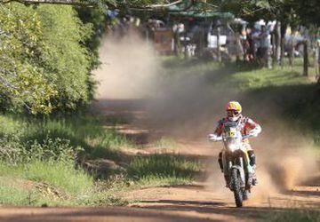 La española Laia Sanz conduce su motocicleta KTM, durante la primera etapa del Rally Dakar 2017, entre Atyrá y Nueva Colombia, en Paraguay. 





















