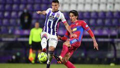VALLADOLID, SPAIN - JANUARY 19: Fede San Emeterio of Real Valladolid is challenged by Pere Milla of Elche CF during the La Liga Santander match between Real Valladolid CF and Elche CF at Estadio Municipal Jose Zorrilla on January 19, 2021 in Valladolid, S