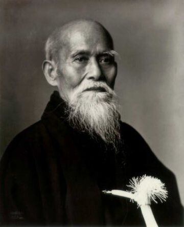 Nacido en 1883, fue un luchador de artes marciales japonés. Fundó el estilo 'Aikido'. 