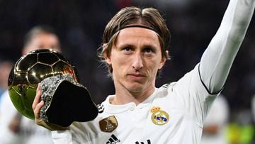 Luka Modric ofrece el Bal&oacute;n de Oro al p&uacute;blico del Bernab&eacute;u antes del encuentro de Liga Santander entre el Real Madrid y el Rayo Vallecano. 