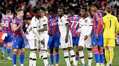 Manchester United and Crystal Palace players embrace after the pre-season football match between English Premier League teams Manchester United and Crystal Palace at the Melbourne Cricket Ground (MCG) on July 19, 2022, in Melbourne. (Photo by WILLIAM WEST / AFP) / -- IMAGE RESTRICTED TO EDITORIAL USE - STRICTLY NO COMMERCIAL USE --