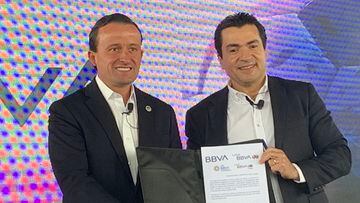 El presidente de la Liga MX y el director general de BBVA México firman el nuevo convenio de patrocinio entre ambas entidades.