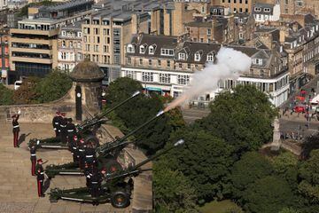 Una salva de cañones en el Castillo de Edimburgo para anunciar la proclamación del rey Carlos III.