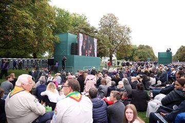 Miles de personas siguen el funeral de Isabel II por las pantallas que se han colocado por toda la ciudad. 