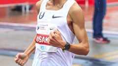 THM01. Chicago (United States), 07/10/2018.- Suguru Osako of Japan shouts and pumps his fists after setting a new Japanese marathon record and finished third in the 41st Chicago Marathon that takes participants through 29 neighborhoods in Chicago, Illinoi
