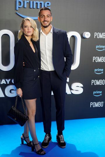 Malanie Cañizares y Joselu posan en el photocall durante la premiere de la docuserie 'Pombo'.