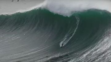La surfista brasile&ntilde;a Michelle des Bouillons surfeando una ola gigante en Praia do Norte, Nazar&eacute;, Portugal, el 10 de febrero del 2022. 