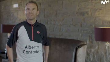 Alejandro Valverde posa con una camiseta con el nombre de Alberto Contador dentro de la campa&ntilde;a #SinTuRivalNoEresT&uacute;