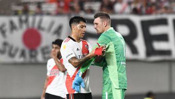BUENOS AIRES, ARGENTINA - FEBRUARY 27: Enzo Perez of River Plate swaps the captain armband with teammate Franco Armani as leaving the pitch injured during a match between River Plate and Racing Club as part of Copa de la Liga 2022 at Libertadores de America at Estadio Monumental Antonio Vespucio Liberti on February 27, 2022 in Buenos Aires, Argentina. (Photo by Rodrigo Valle/Getty Images)