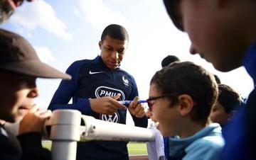 Mbappé attends autograph hunters during France's training session in Clairefontaine yesterday.