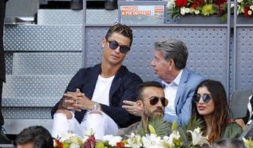 Cristiano Ronaldo charla con Manolo Santana.
